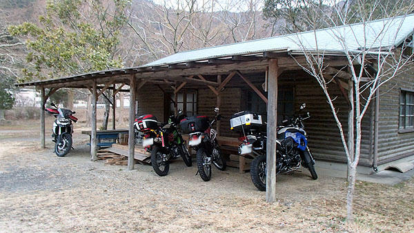 バイクはこの軒下に